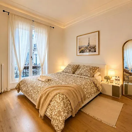 Champs Elysees 8 * Paris
